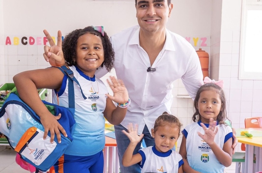 Prefeitura entrega fardamento para 55 mil alunos do município e anuncia investimento em climatização de escolas