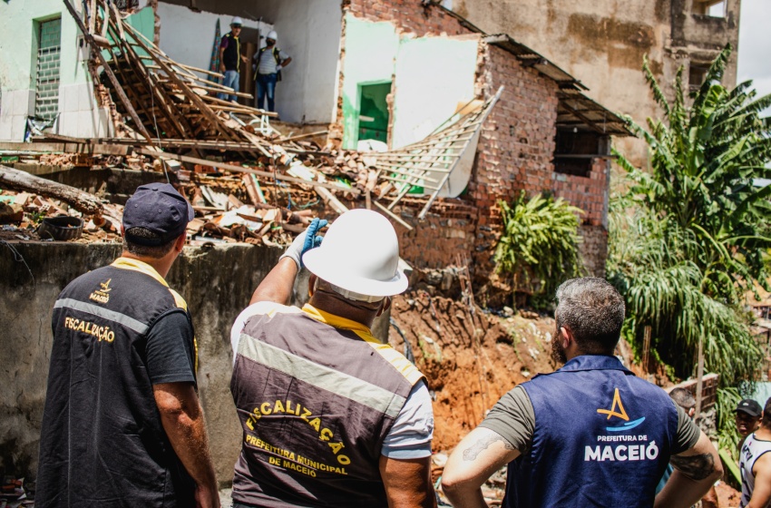 Convívio Social derruba casas condenadas pela Defesa Civil no Jacintinho