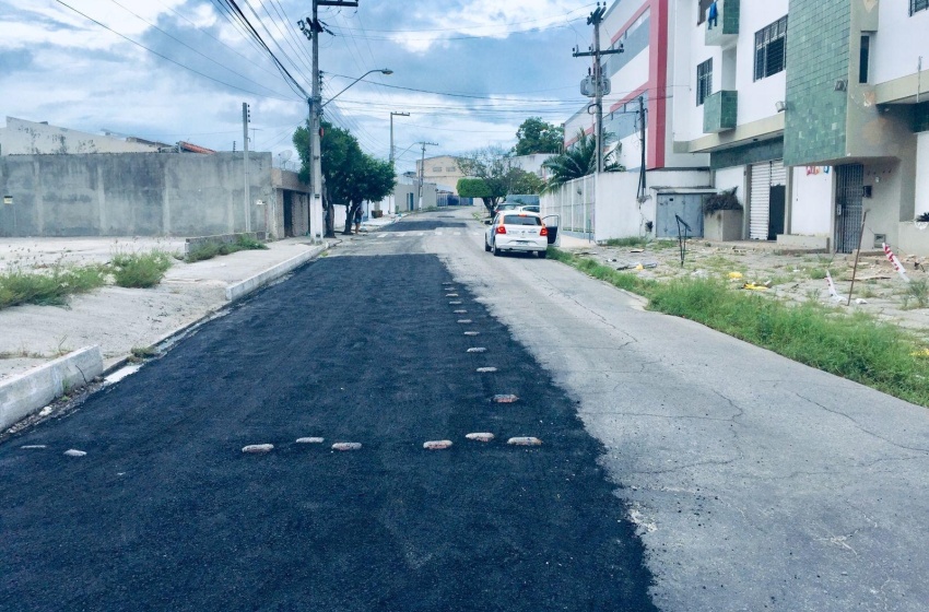 Infraestrutura utiliza 180 toneladas de asfalto em operação tapa-buraco no Farol