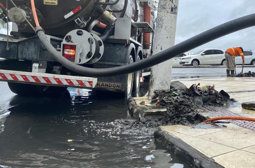 Equipes de limpeza de galerias estão em pontos de alagamentos em Maceió