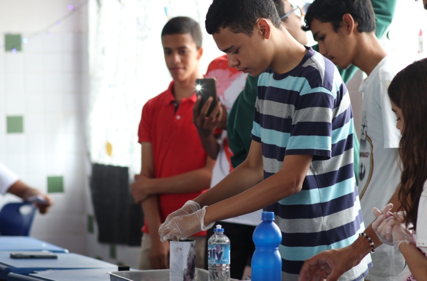 Estudantes expõem projetos científicos sobre a natureza, DNA e a criação da Terra