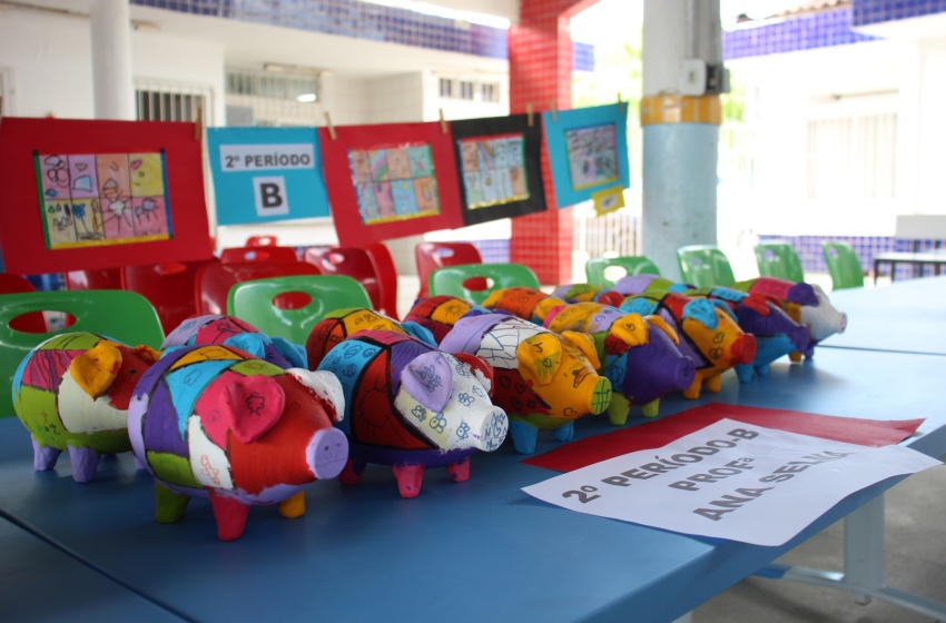 Exposição em creche municipal se inspira na obra do artista plástico Romero Britto