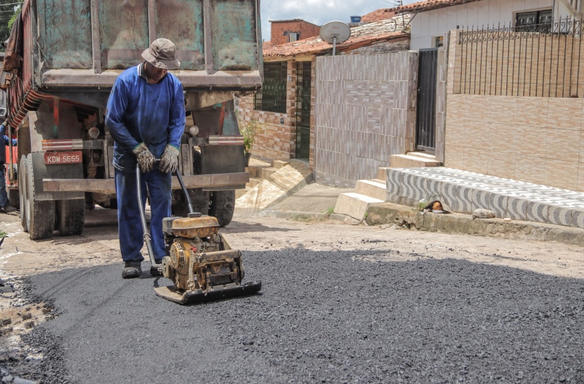 Brota na Grota: Infraestrutura leva manutenção asfáltica e drenagem a duas comunidades do Biu