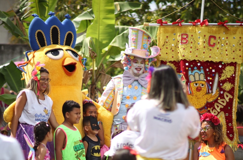 Mascote do Pinto da Madrugada anima carnaval de estudantes