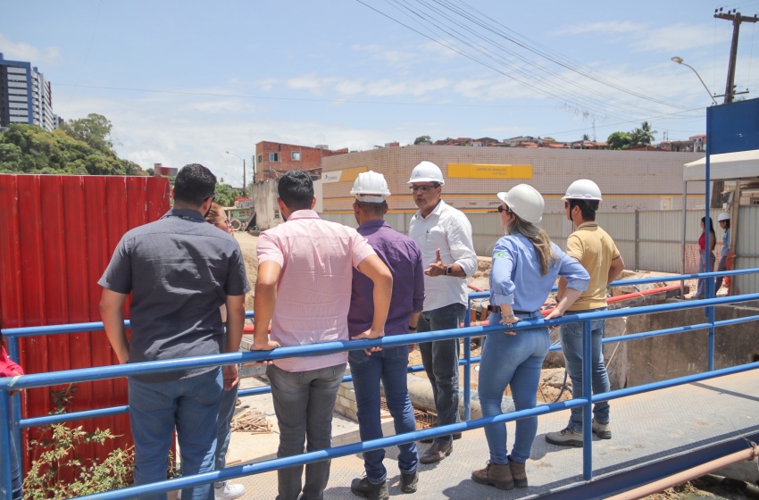Comitiva vistoria frentes de obras do projeto Renasce Salgadinho