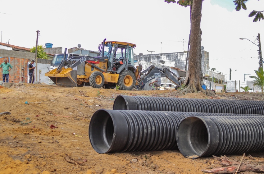 Infraestrutura realiza implantação de drenagem em via do Barro Duro