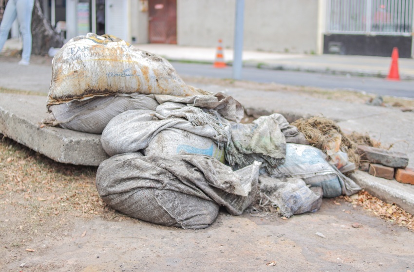 Prefeitura retira 350 kg de areia de sistema de drenagem na Jatiúca