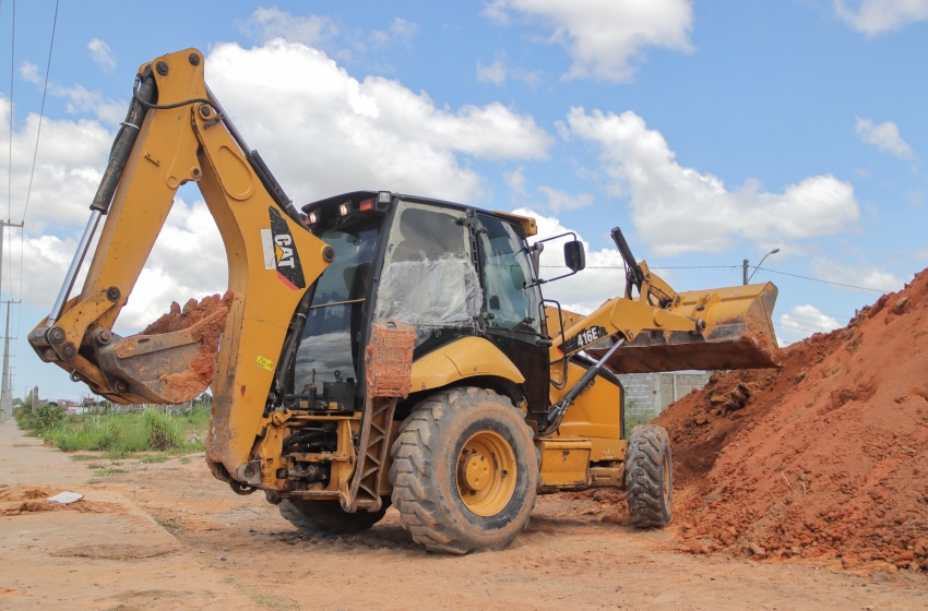 Infraestrutura trabalha na implantação de nova tubulação de drenagem no Conjunto Maceió 1