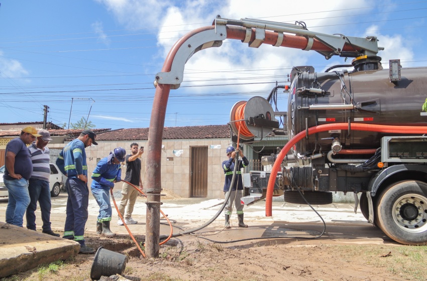 Infraestrutura executa reconstrução e desobstrução de galeria em via do Benedito Bentes
