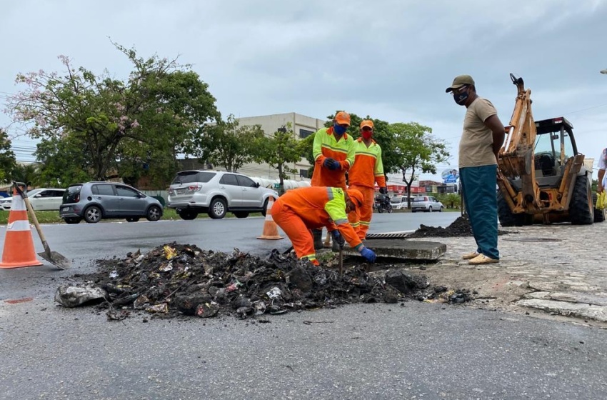 Equipes realizam manutenção de galerias na Avenida Fernandes Lima para evitar alagamentos