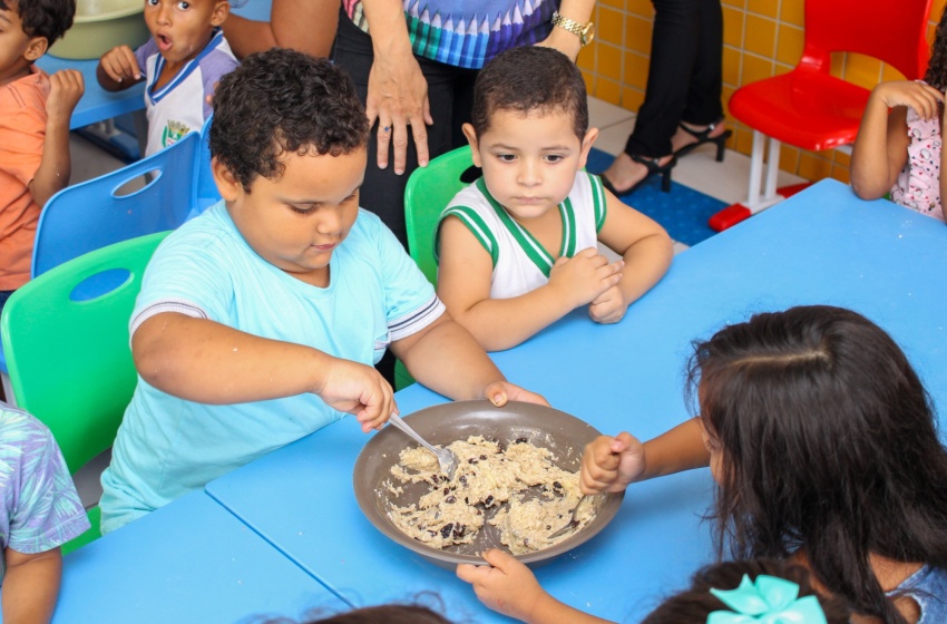 Alunos do CMEI Martha Célia produzem receita de cookies saudáveis