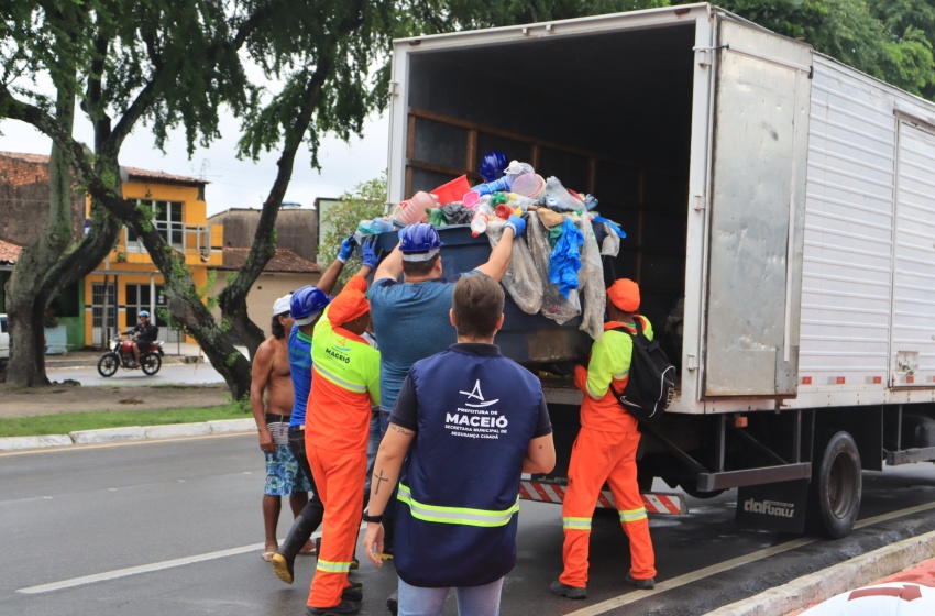 Ação conjunta recolhe resíduos recicláveis de área pública no bairro Vergel do Lago
