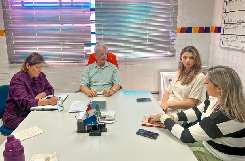 Primeira-dama, Marina Candia, discute ações para crianças de Maceió
