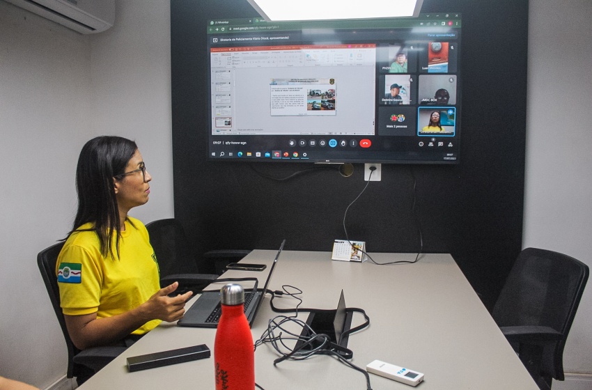 Permissionários de táxi participam da terceira aula online sobre regras de trânsito e segurança viária