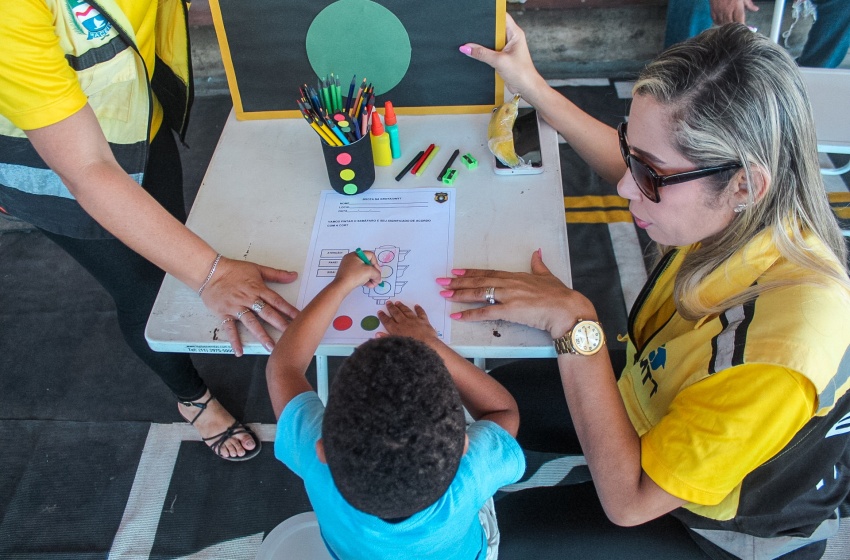 DMTT realiza ação em alusão ao Dia do Motorista sobre o uso correto do cinto de segurança