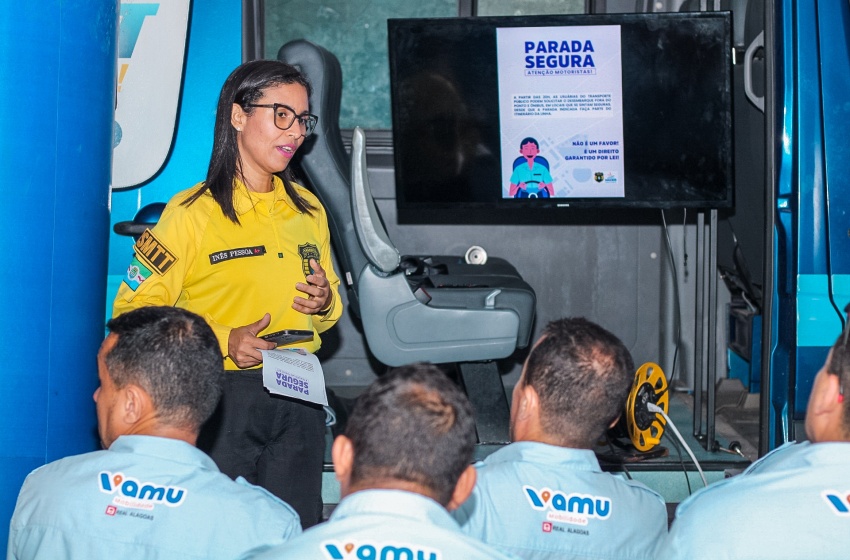 Motoristas de ônibus recebem orientações sobre a Lei da Parada Segura e direção responsável