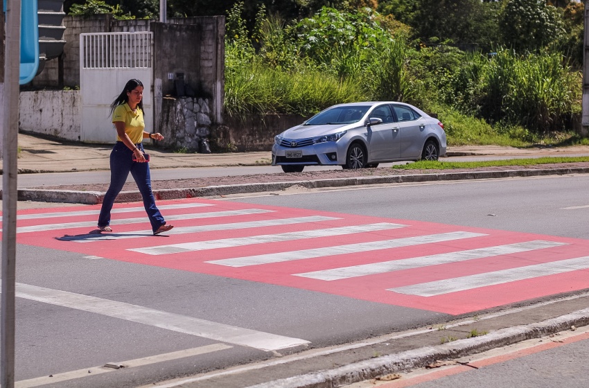 Faixas de pedestres nos bairros Cruz das Almas e Jacarecica recebem reforço na pintura