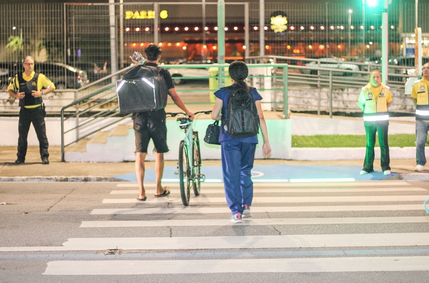 Barra de LED para piso auxilia na travessia de pedestres no bairro Mangabeiras