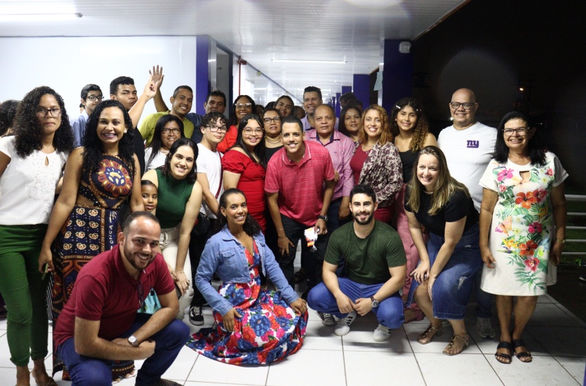 Alunos do Núcleo de Línguas Estrangeiras comemoram novas oportunidades e realização de sonhos