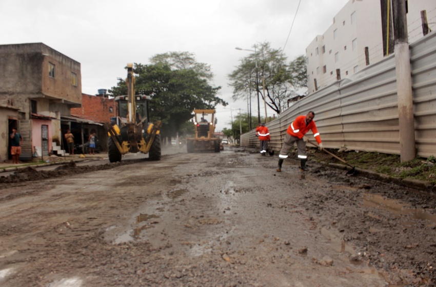 Infraestrutura inicia mutirão de limpeza em galerias, tapa-buraco e recapeamento no Dique Estrada