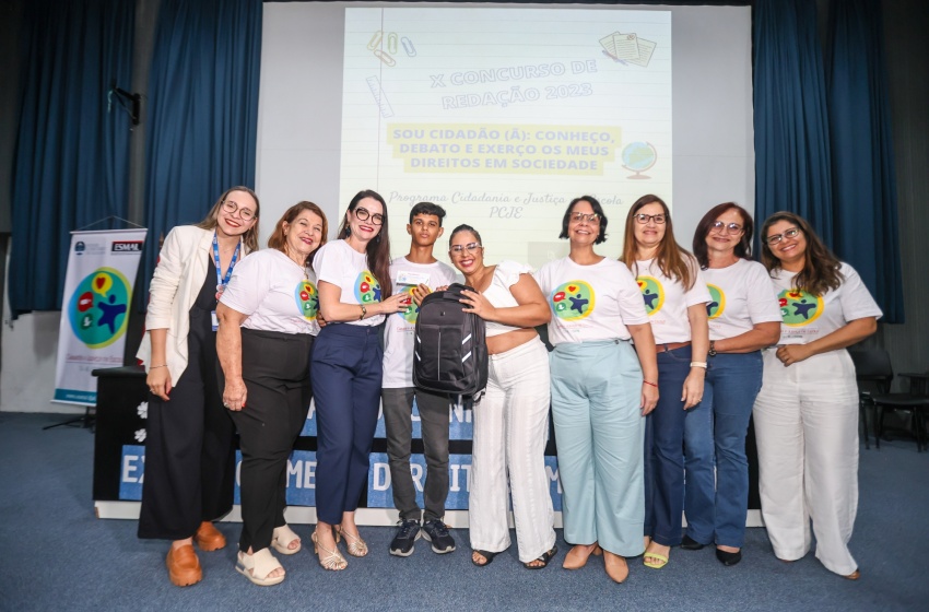 Estudantes de escolas municipais são premiados em concurso de redação