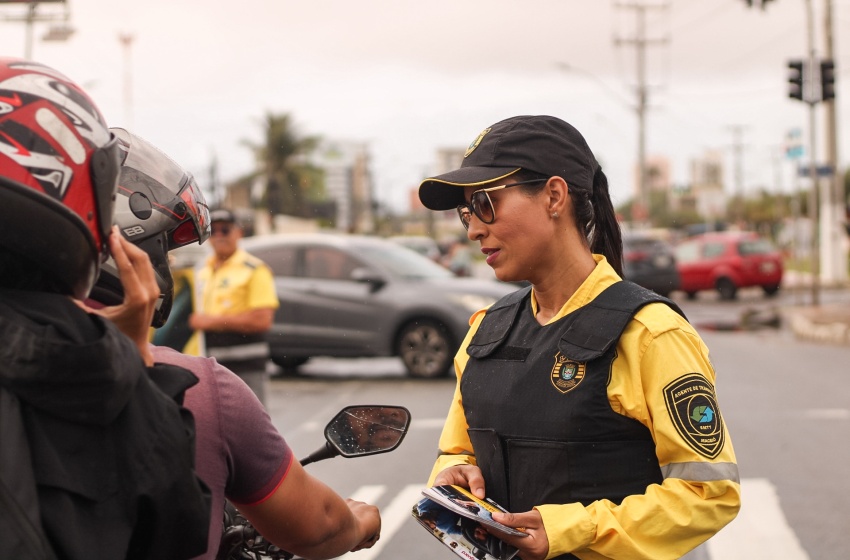Equipe do DMTT orienta motoristas e motociclistas sobre segurança viária e respeito às leis de trânsito