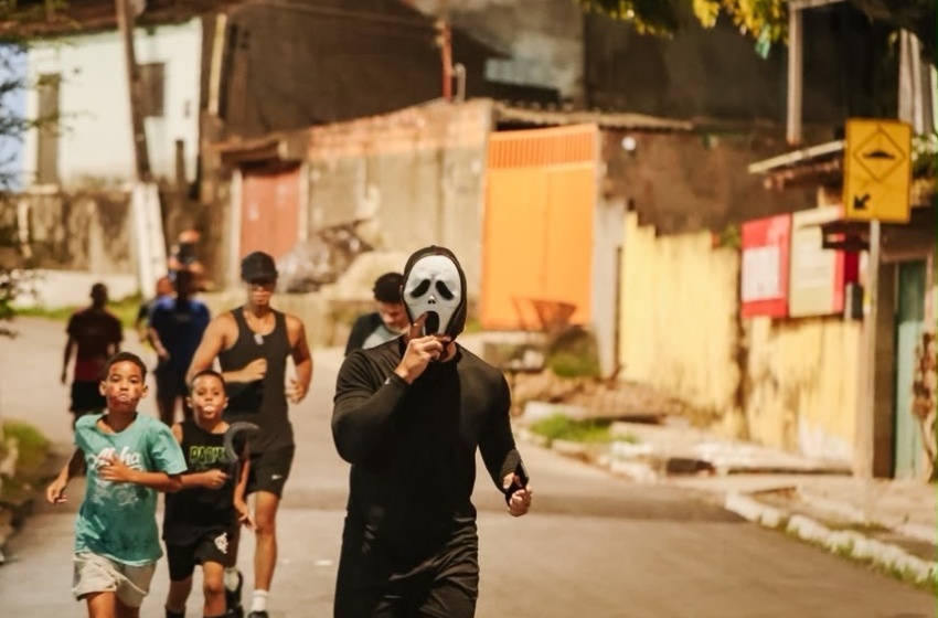 Alunos da Academia do Povo entram no clima do Halloween e correm cinco quilômetros fantasiados
