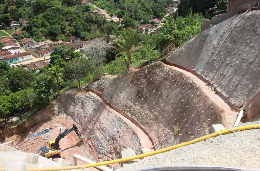 Obra de contenção definitiva de encosta chega a 75% de avanço na Grota da Alegria
