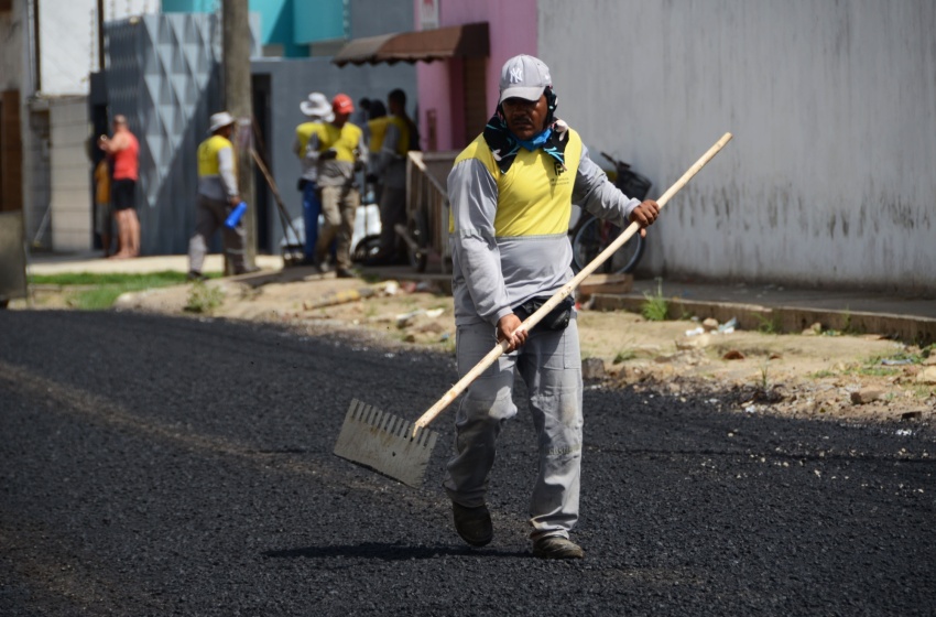 Obras de drenagem e pavimentação beneficiam mais de 200 ruas na parte alta