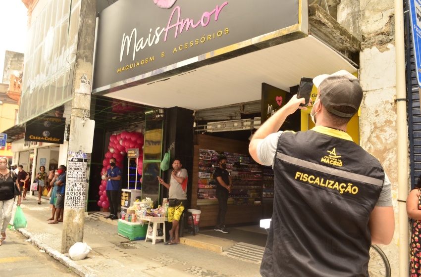 Convívio Social notifica lojas no calçadão do Centro para a regularização de fachadas