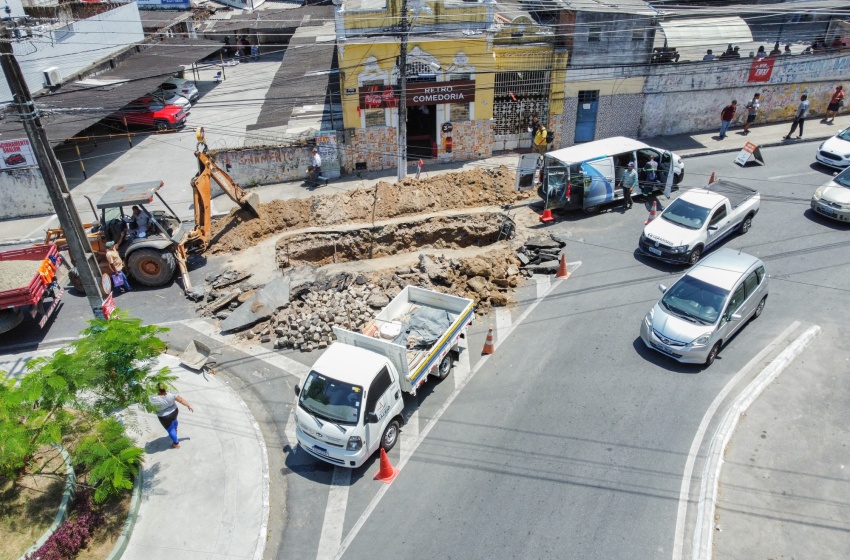 Infraestrutura inicia serviço emergencial em galeria pluvial no Centro