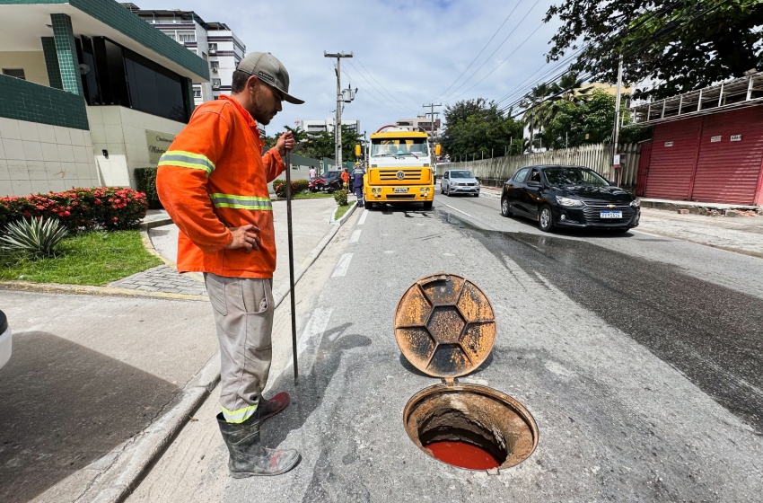 Operação Línguas Sujas flagra despejo irregular de esgoto em prédio na Jatiúca