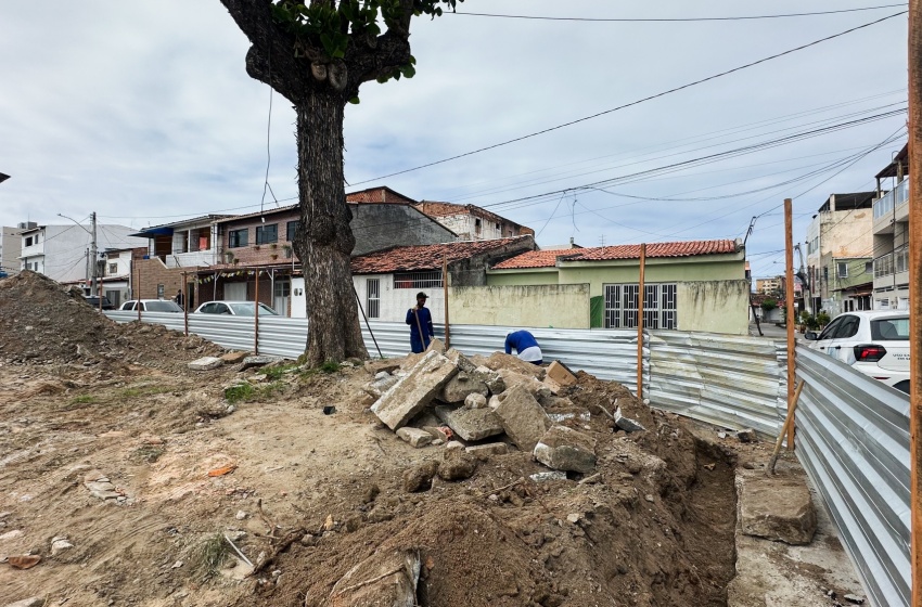 Infraestrutura inicia reforma de praça em Cruz das Almas