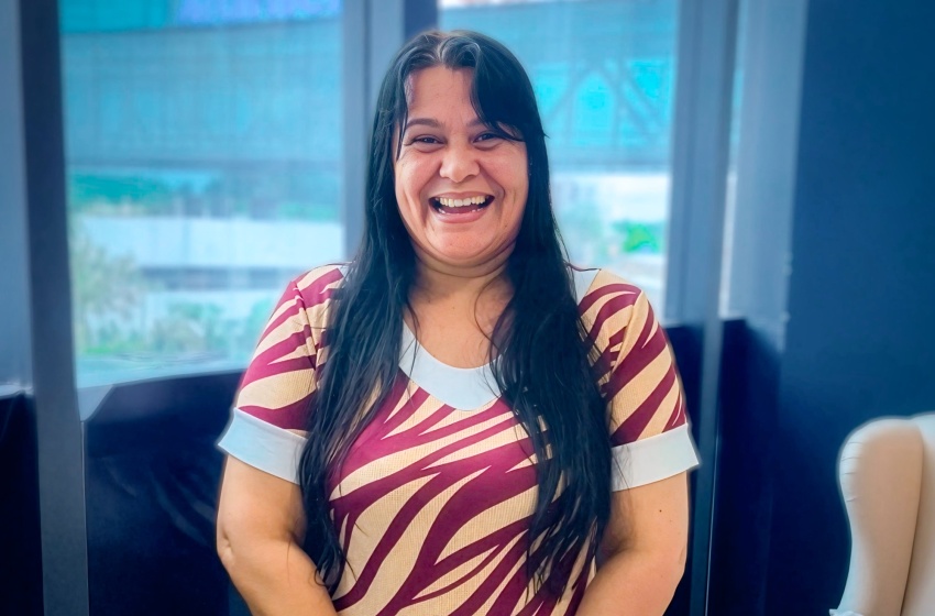 Esposa de paciente celebra tratamento e alta médica no Hospital da Cidade em Maceió