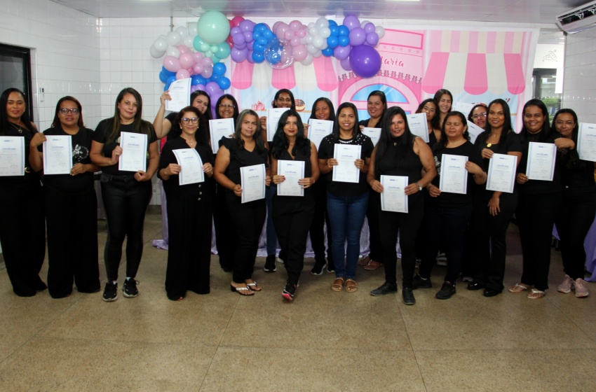 Usuários do Acessuas Trabalho recebem certificado de conclusão em confeitaria