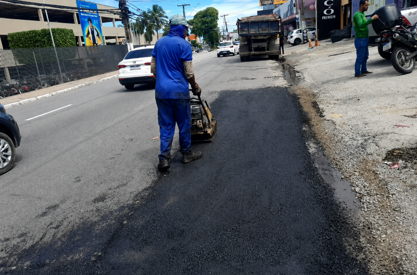 Operação Tapa-Buraco recupera trecho danificado na Avenida Comendador Gustavo Paiva