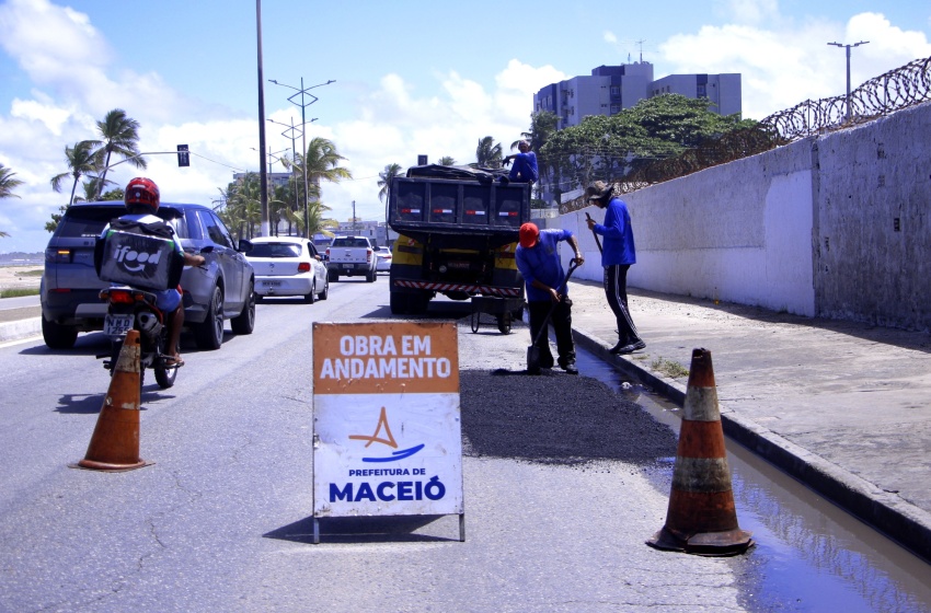 Seminfra inicia semana aplicando 140 toneladas de asfalto em oito bairros de Maceió