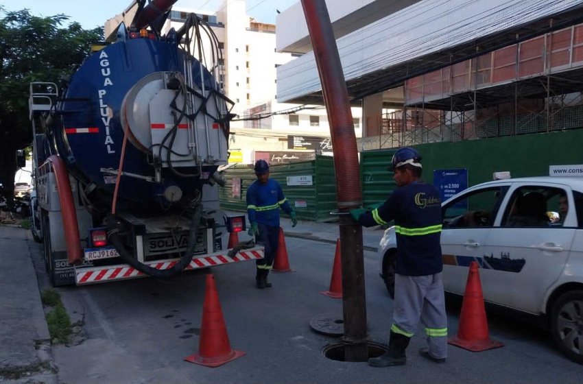 Desobstrução de galeria: cimento é retirado de dentro do sistema de drenagem na Ponta Verde