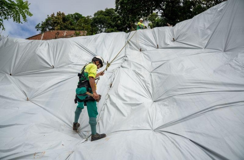 Defesa Civil instala mais de 45 mil m² de lonas em áreas de risco