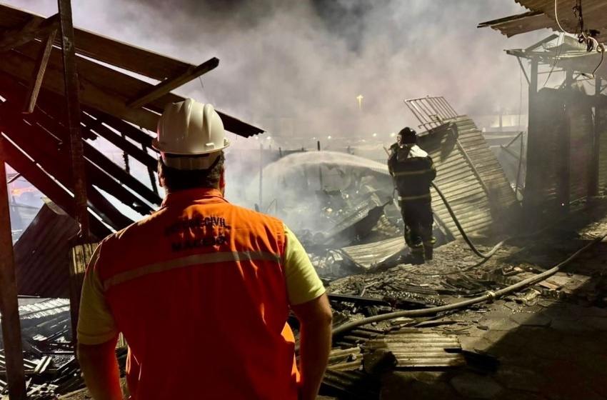 Prefeitura de Maceió atua para reduzir danos de incêndio no entorno do Mercado da Produção