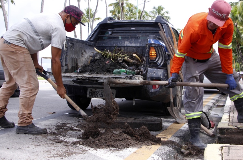 Infraestrutura realiza limpeza em galerias da orla marítima de Maceió