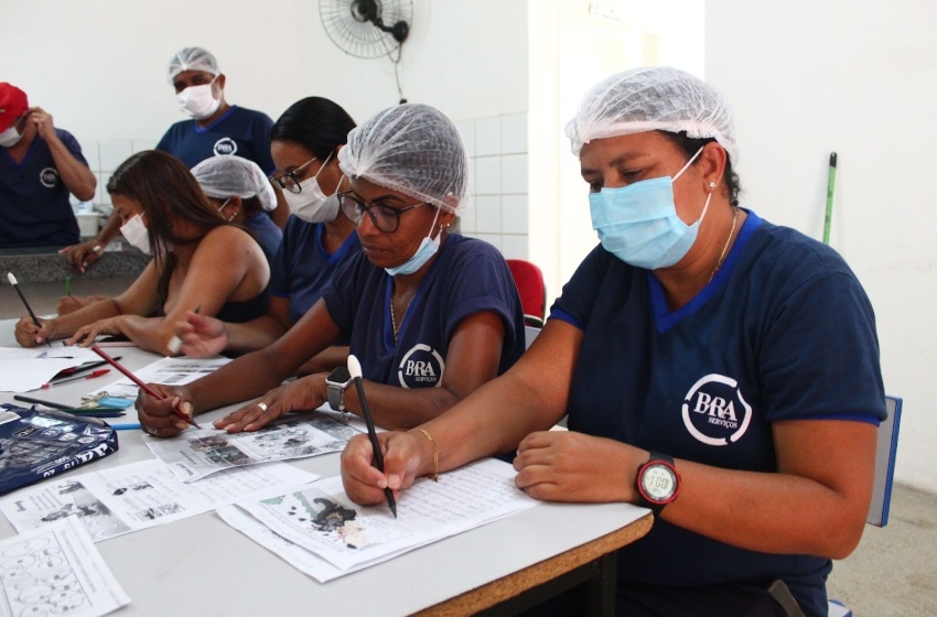 Educação realiza cerimônia de formatura de funcionários da rede que participaram do Projeto Autoestima