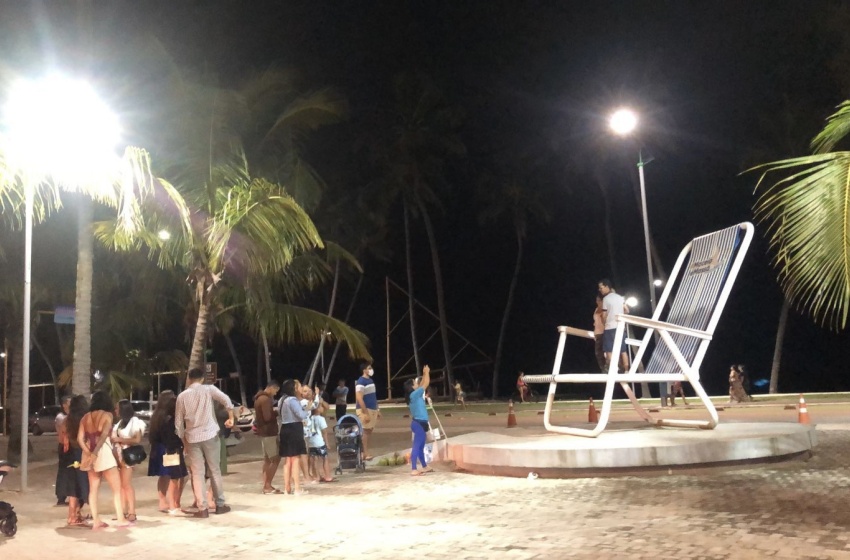Projetores de luz da orla de Pajuçara recebem manutenção