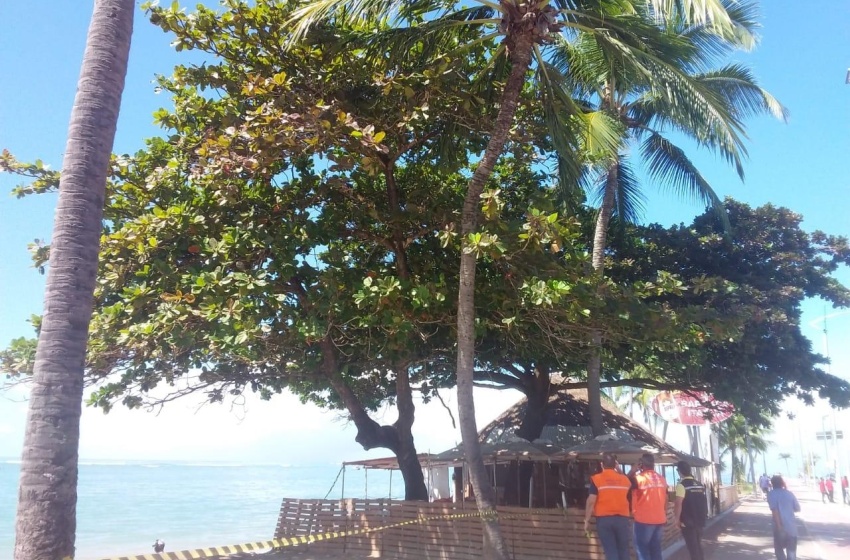 Barraca na orla de Jatiúca é interditada por risco de desabamento