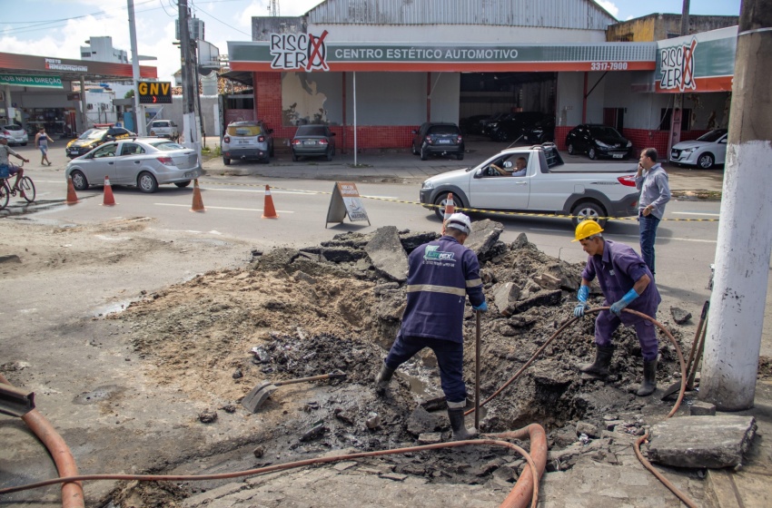 Infraestrutura realiza desobstrução de rede de drenagem no bairro do Poço