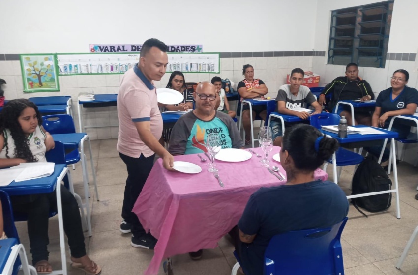 Estudantes participam de cursos profissionalizantes na Escola Selma Bandeira, no Benedito Bentes