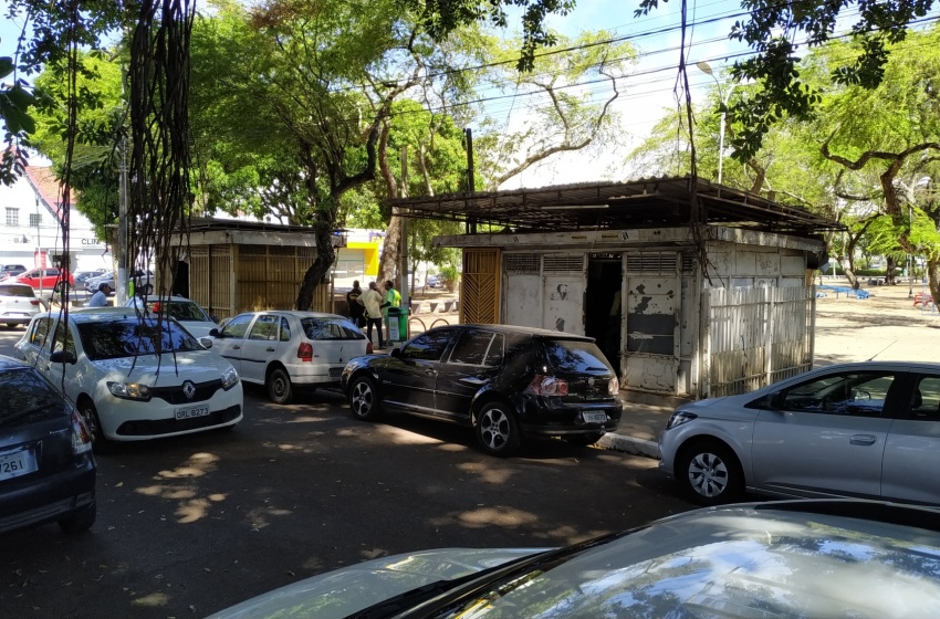 Convívio Social realiza demolição de bancas de revistas abandonadas na Praça Centenário