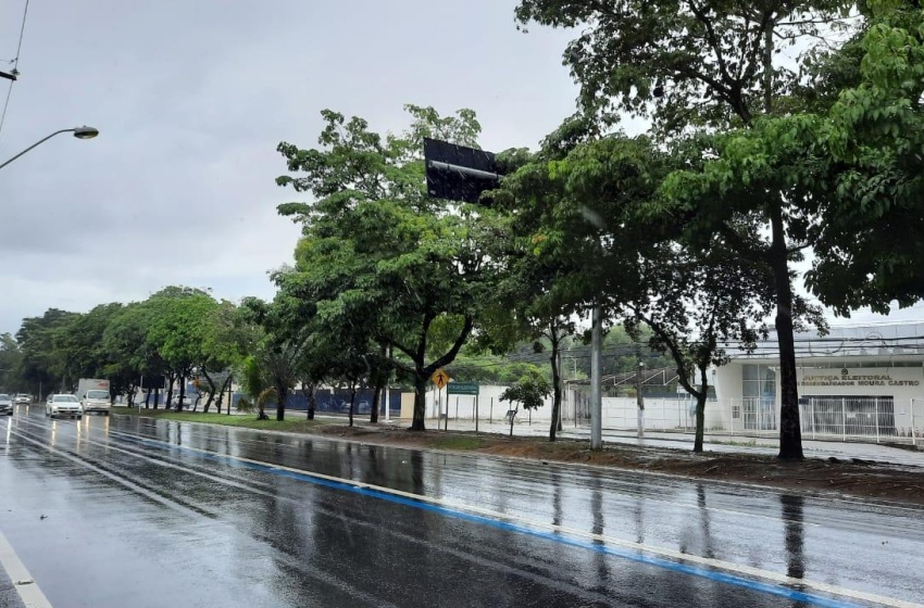 Defesa Civil recebe novo aviso de chuva e alerta para risco de deslizamentos e alagamento