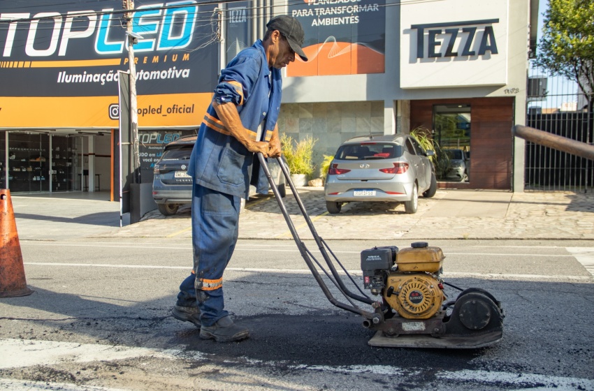 Prefeitura aplica 160 toneladas de asfalto em ruas afetadas pelas chuvas
