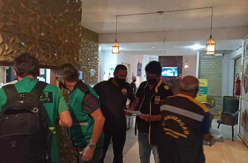 Em operação conjunta, Convívio Social notifica bares por uso irregular de área pública